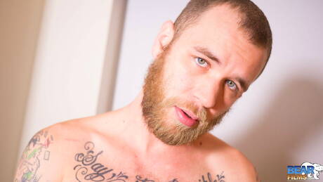 帥哥Ryan Powers裸體擺造型