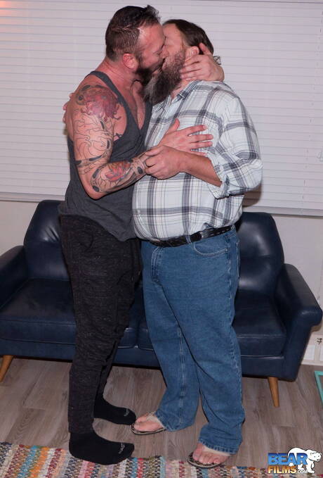 Husky guy Gene Wade and beefcake T. Wilcox in hot anal sex