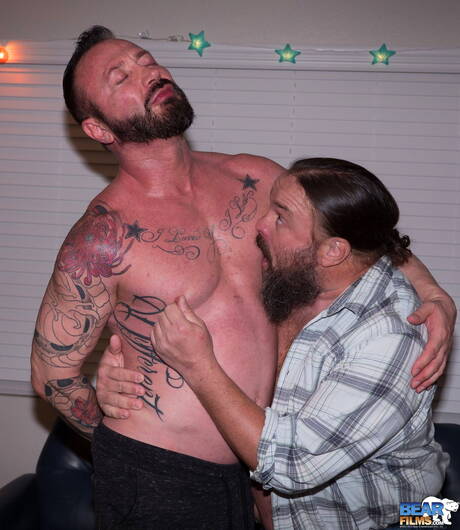 Husky facet Gene Wade i mięsisty T. Wilcox w gorącym seksie analnym