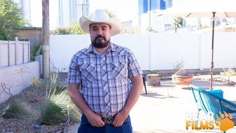 Lindo Bronco Yote se despindo e mostrando a bunda gostosa do lado de fora