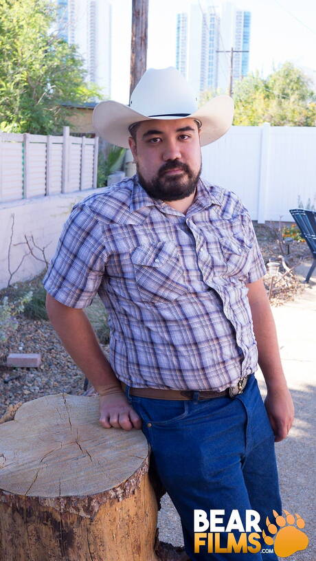 Lindo Bronco Yote se despindo e mostrando a bunda gostosa do lado de fora