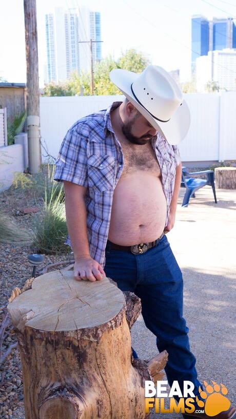 Lindo Bronco Yote se despindo e mostrando a bunda gostosa do lado de fora