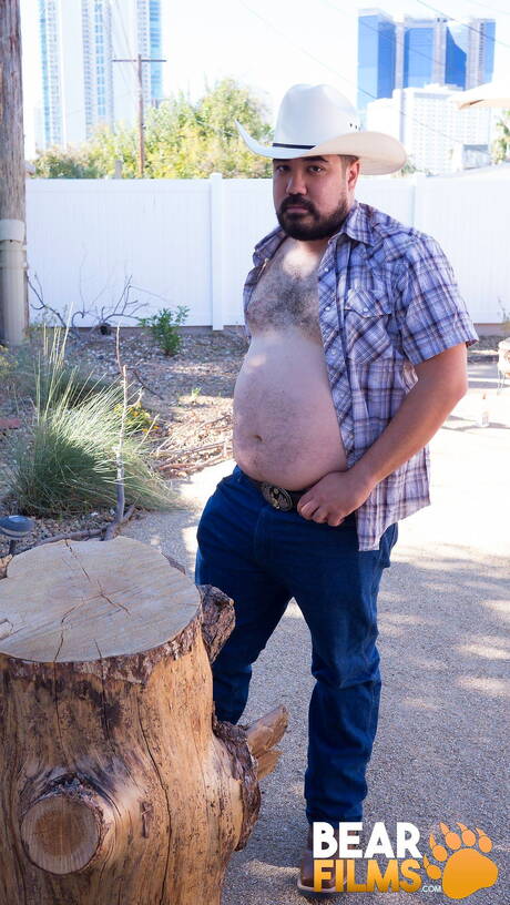 Lindo Bronco Yote se despindo e mostrando a bunda gostosa do lado de fora