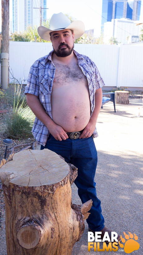 Lindo Bronco Yote se despindo e mostrando a bunda gostosa do lado de fora