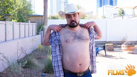 Lindo Bronco Yote se despindo e mostrando a bunda gostosa do lado de fora