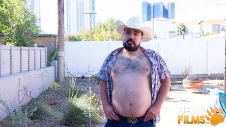 Lindo Bronco Yote se despindo e mostrando a bunda gostosa do lado de fora