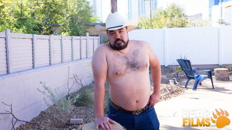 Lindo Bronco Yote se despindo e mostrando a bunda gostosa do lado de fora