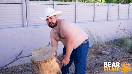 Lindo Bronco Yote se despindo e mostrando a bunda gostosa do lado de fora