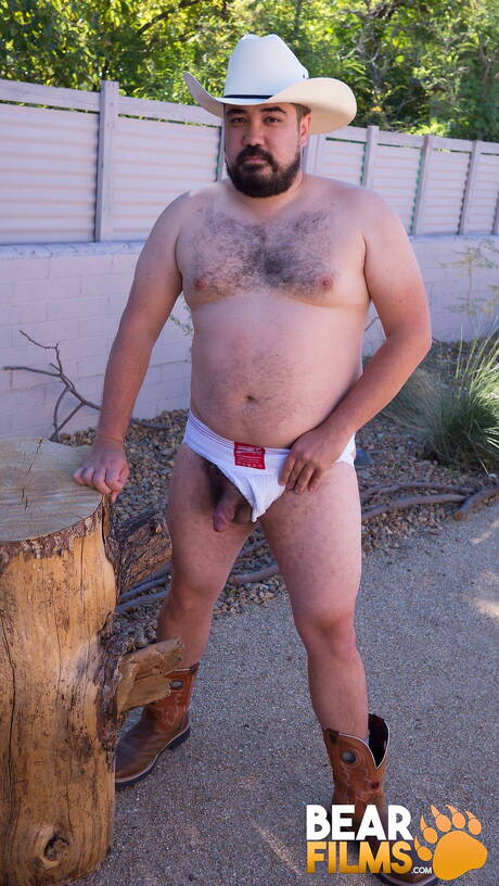 Lindo Bronco Yote se despindo e mostrando a bunda gostosa do lado de fora