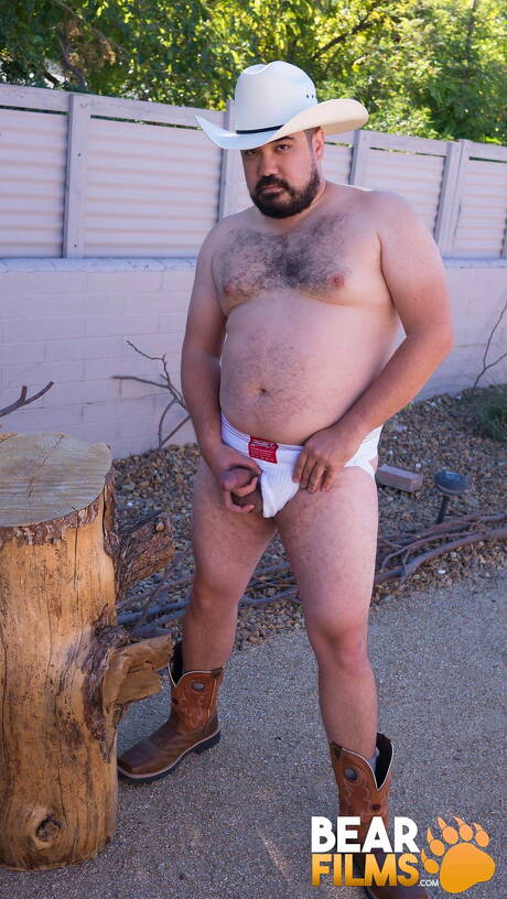 Lindo Bronco Yote se despindo e mostrando a bunda gostosa do lado de fora
