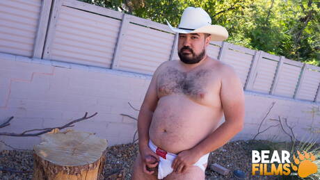 Lindo Bronco Yote se despindo e mostrando a bunda gostosa do lado de fora