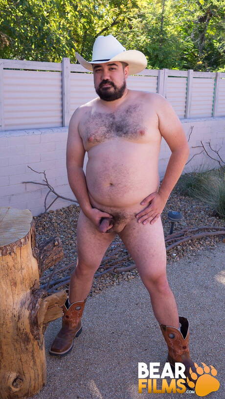 Il simpatico Bronco Yote si spoglia e mostra il suo bel culo all