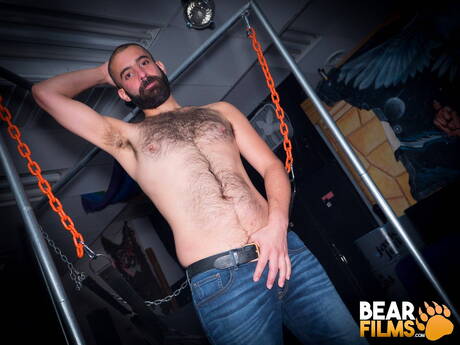 Der schwule Bär Aries Steele zieht sich aus und zeigt einen schönen Arsch