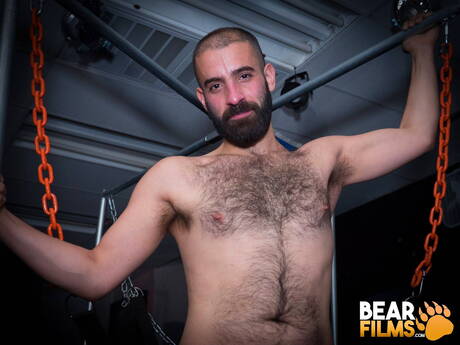 Der schwule Bär Aries Steele zieht sich aus und zeigt einen schönen Arsch