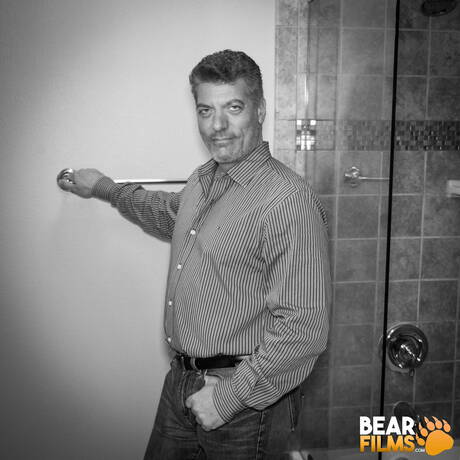 Le costaud américain Peter Hughes montre un beau corps