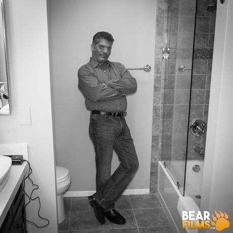 Le costaud américain Peter Hughes montre un beau corps