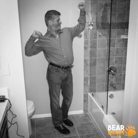 Le costaud américain Peter Hughes montre un beau corps