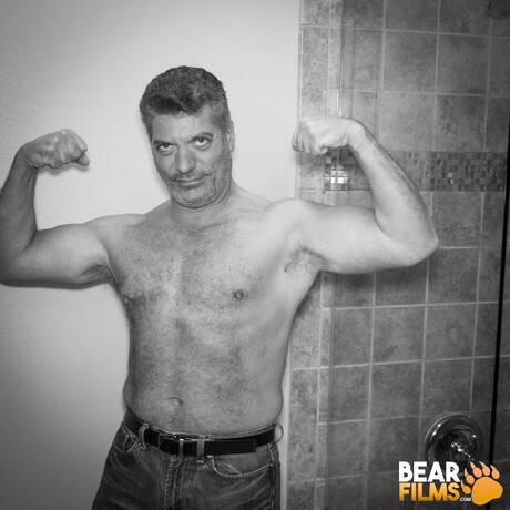 Le costaud américain Peter Hughes montre un beau corps