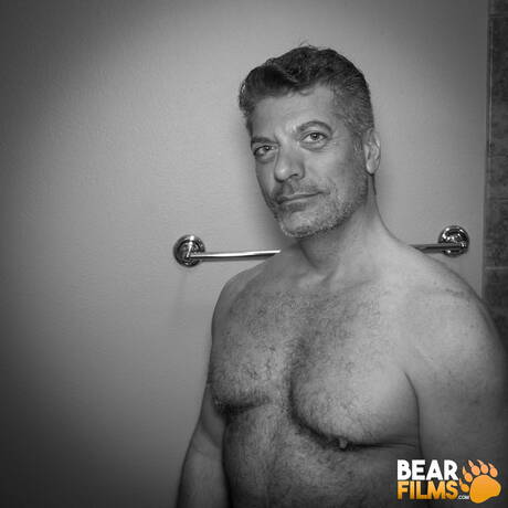 Le costaud américain Peter Hughes montre un beau corps