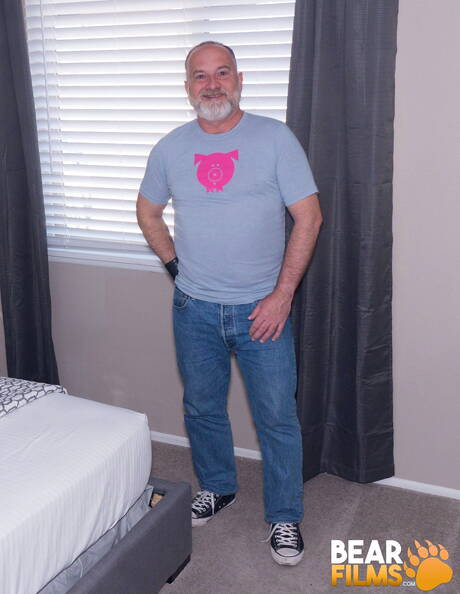 American mature bear Will Stone posing nude