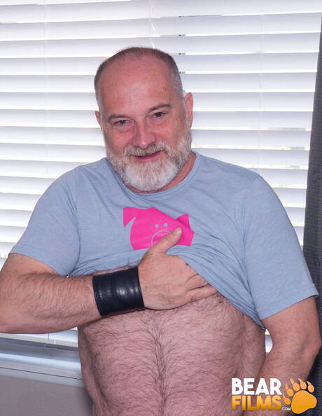 American mature bear Will Stone posing nude