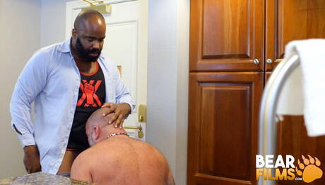 Emmett Frost und der heiße amerikanische Bär Dante Kirkdale ficken den Arsch nach dem interracial Saugen in der Küche