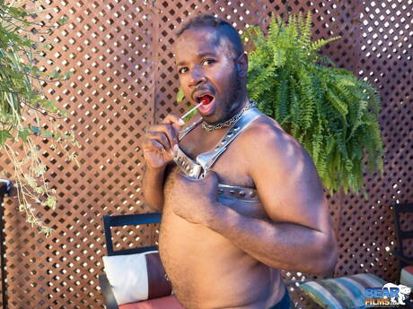 Black sexy Big Daddy Breeder posing naked outdoor