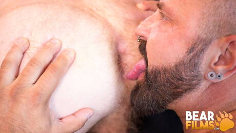 加拿大熟女Marc Angelo和Canadad在火熱的同性戀場景中