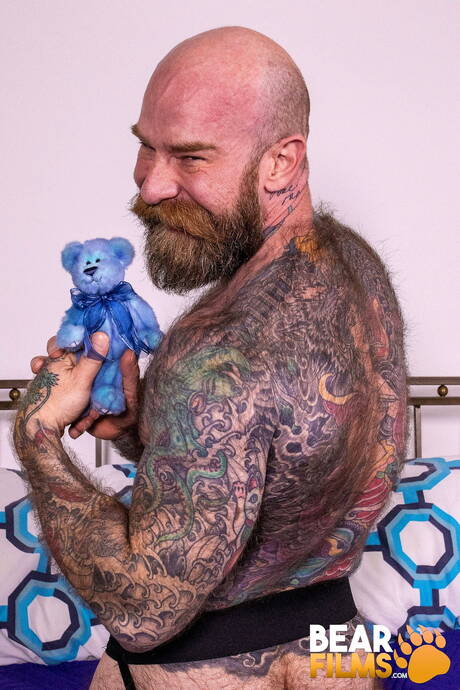 Der amerikanische haarige Bär Jack Dixon zieht sich aus und zeigt seinen heißen Arsch