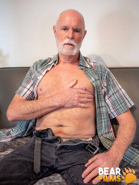 Bear Hart Caldwell si masturba
