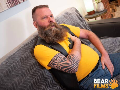 Der haarige Bär Canadad zeigt einen perfekten Körper