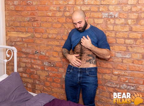 Der amerikanische haarige Bär Atlas Grant posiert nackt und zeigt seinen Hintern