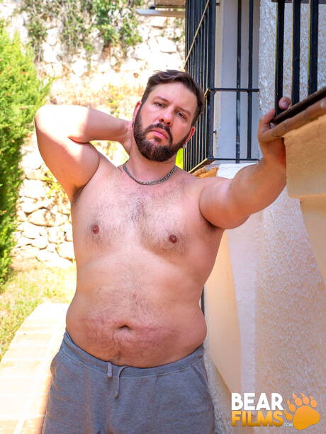 スイスのゲイのベア、アダム・ジョーンズがヌードでポーズを取り、屋外でタイトなお尻を披露
