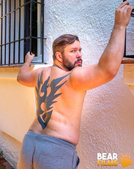 スイスのゲイのベア、アダム・ジョーンズがヌードでポーズを取り、屋外でタイトなお尻を披露