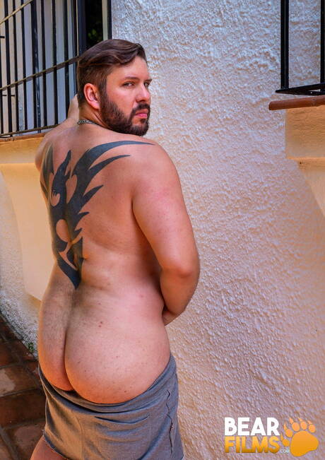 スイスのゲイのベア、アダム・ジョーンズがヌードでポーズを取り、屋外でタイトなお尻を披露