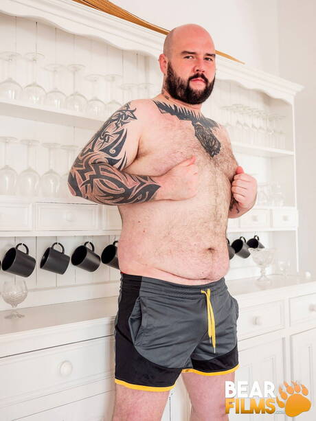 Der heiße Justin West posiert nackt und zeigt seinen Arsch