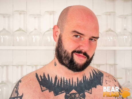 Der heiße Justin West posiert nackt und zeigt seinen Arsch