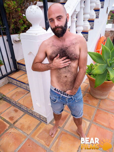 American otter Carlos Verga shows a beautiful body outdoor