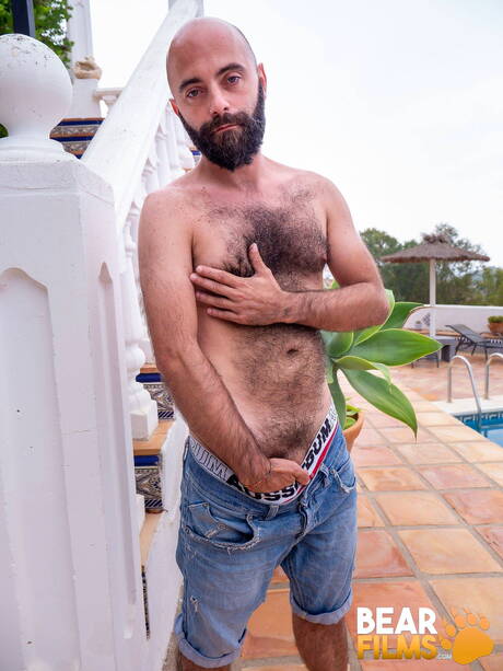 American otter Carlos Verga shows a beautiful body outdoor