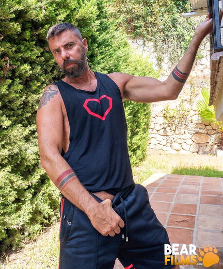 Bear Films: Italian hunky guy Ale Tedesco shows a perfect body outdoor