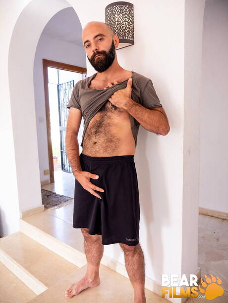 American otter Carlos Verga posing nude and showing hot ass