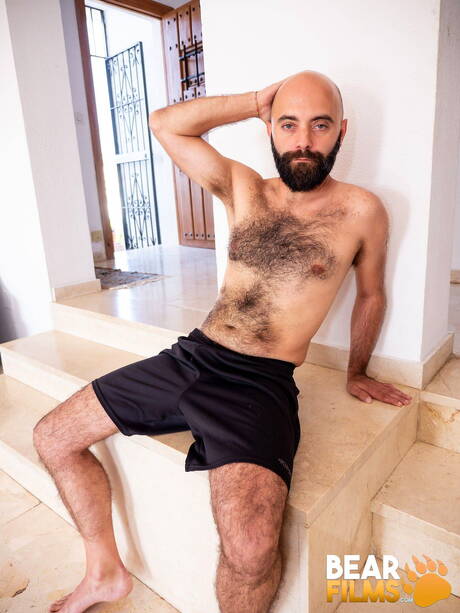 American otter Carlos Verga posing nude and showing hot ass