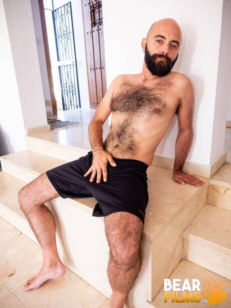 American otter Carlos Verga posing nude and showing hot ass