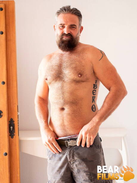 Mature bear Alfer Cuero posing naked