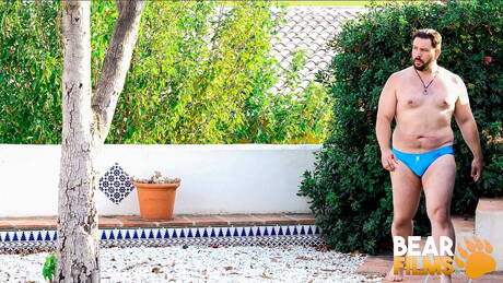 Bear Films: 스위스의 핫베어 아담 존스가 수영장에서 자위를 한다