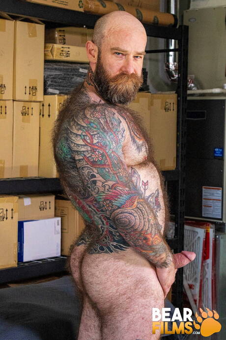 Mature bear Jake Dixon get naked and showing nice butt