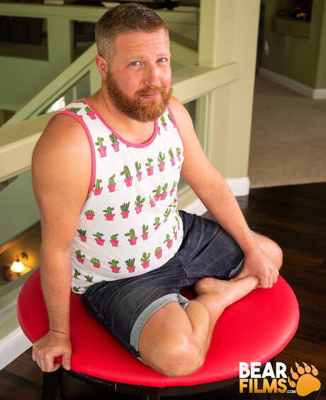 Der amerikanische Gay-Bär Ronan Delaney posiert nackt und zeigt heißen Arsch