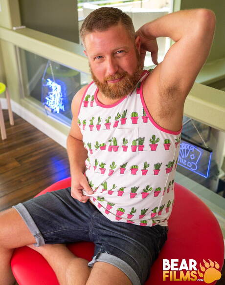 Der amerikanische Gay-Bär Ronan Delaney posiert nackt und zeigt heißen Arsch