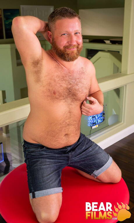 Der amerikanische Gay-Bär Ronan Delaney posiert nackt und zeigt heißen Arsch