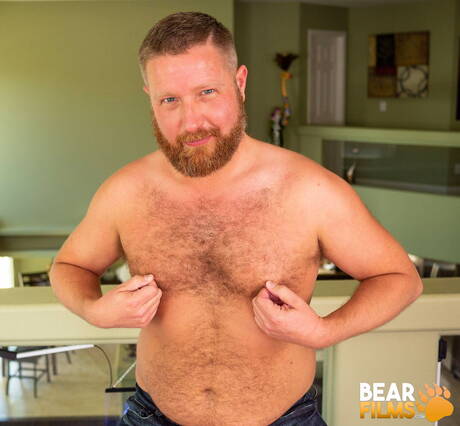 Der amerikanische Gay-Bär Ronan Delaney posiert nackt und zeigt heißen Arsch